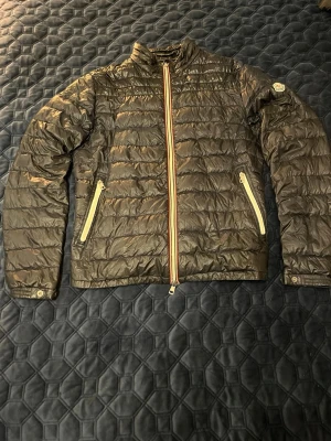 Moncler pufferjacka - Tjenare, just nu så säljer jag en blå pufferjacka från Moncler med quiltad design och vita dragkedjor på fickorna. Jackan har några små defekter men är i fint skick i överlag. Jackan är självklart äkta och nypriset är ungefär 10 000. Jackan passar perfekt på mig som är 182 cm och väger 68 Har du några ytterligare frågor är det bara att höra av dig och jag tar gärna emot byten om du bor i Stockholm
