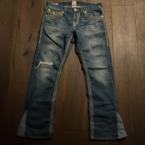 True Religion (Typ intressekoll😬) - As snygga trueys, har en egen gjort flare vi benöppningen som gör de 25cm. Har också ett lagat hål vid knät. Köp köp köp köp köp köp köp köp köp 