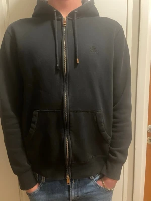 Burberry zip-up - Tja, säljer min stilrena burberry zip. Säljer den för den inte kommer till användning. 9/10 skick en metall sak på snöret har lossnat annars är den som ny. Hör av er vid minsta lilla👍