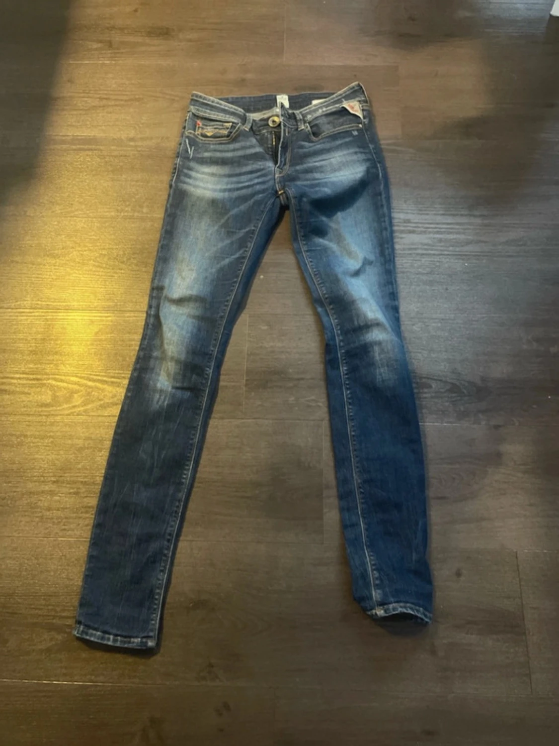 Blå skinny jeans med slitningar