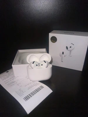 Apple AirPods 4 (ANC) Med Kvitto - Nya Apple AirPods 4 med aktiv brusreducering (ANC), trådlös laddningsetui och modern design. Komplett i originalförpackning med tillbehör och manual. Perfekt skick, inga synliga defekter eller slitage. Modell A3054/A3058, kompatibel med USB-C.