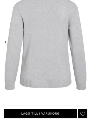 Ljusgrå stickad tröja - Jättefin grå stickad tröja. Inte knopprig alls. 