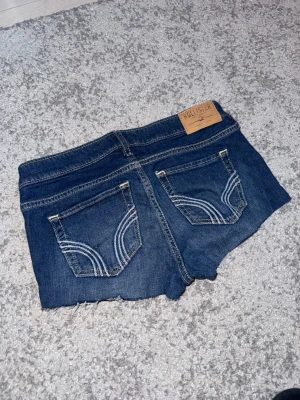Vintage low waist lågmidjade Hollister jeans shorts - Storlek W26 Midjemått: 35,5cm & grenmått: 18cm