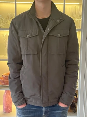 Grön Fieldjacka från Riley - S/M - Jag säljer den här riktigt snygga fieldjackan från Riley i storlek 48. Det motsvarar S/M. Jackan är bara använd någon enstaka gång och är därför i riktigt fint skick. Nypris låg på 1799kr och jag säljer den hör för 799kr. Tveka inte att höra av er!