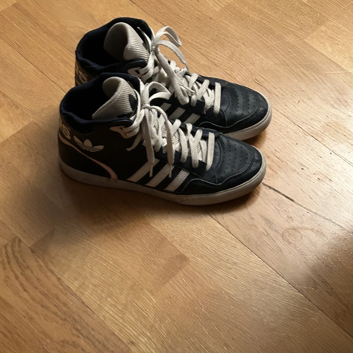Adidas höga sneakers  - 91