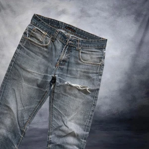 NUDIE JEANS DRY JAPAN - Tjena! Säljer dessa riktigt feta och unika Nudie jeans i modellen Slim Jim Dry Japan🔹🔷🔹W32 L33 men sitter mer som W30/31 L32🔹🔷🔹 Skriv vid frågor eller funderingar✔️Har också fixar hålet som är där fram på benet