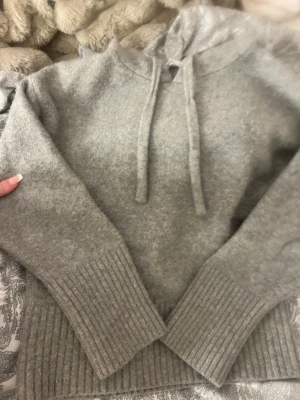 Grå stickad hoodie med huva - Mysig grå stickad hoodie från Zara, perfekt nu när det är kallt ute!