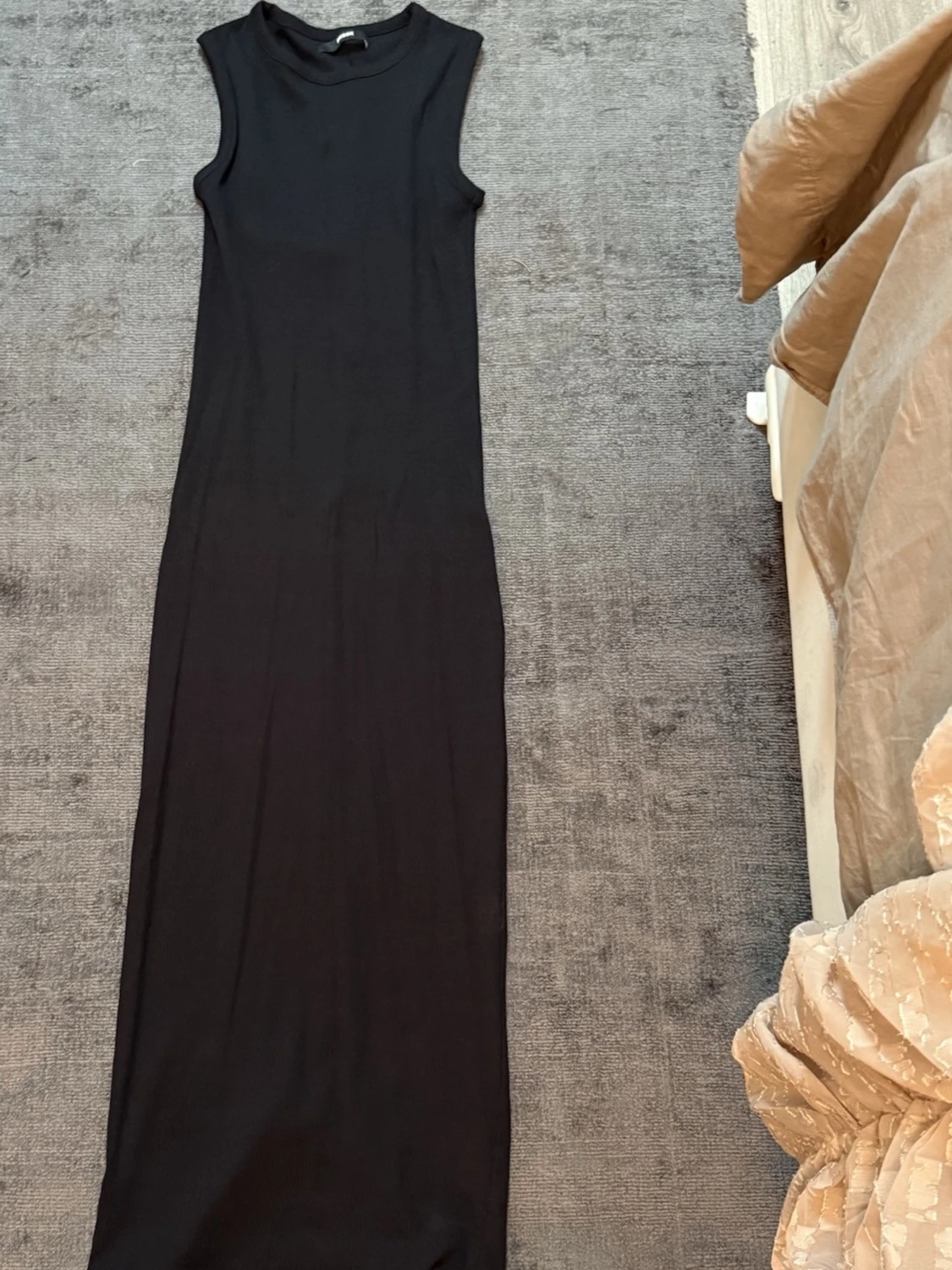 Ribbad svart klänning 