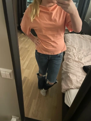 Mörkblå bootcut jeans med slitna knän - Säljer ett par mörkblå bootcut jeans från lager 157. Användts några gånger. Jag står inte för frakten💕💕(jeansen är längden short) 