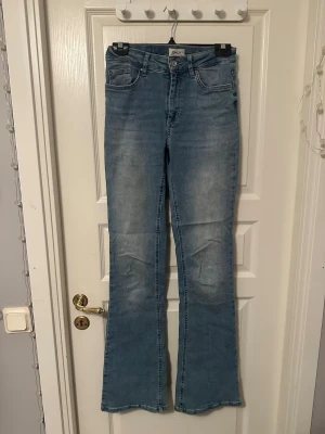 Bootcut jeans från Only  - Supersnygga och bekväma bootcut jeans från Only, midjestorlek M och längd 34💋