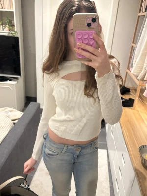Vit stickad tröja med cut out från Primark - Stor i storleken‼️Säljer en vit ribbad tröja från Primark med lång ärm och snygg cut out-detalj vid halsen. Den är super mjuk också!
