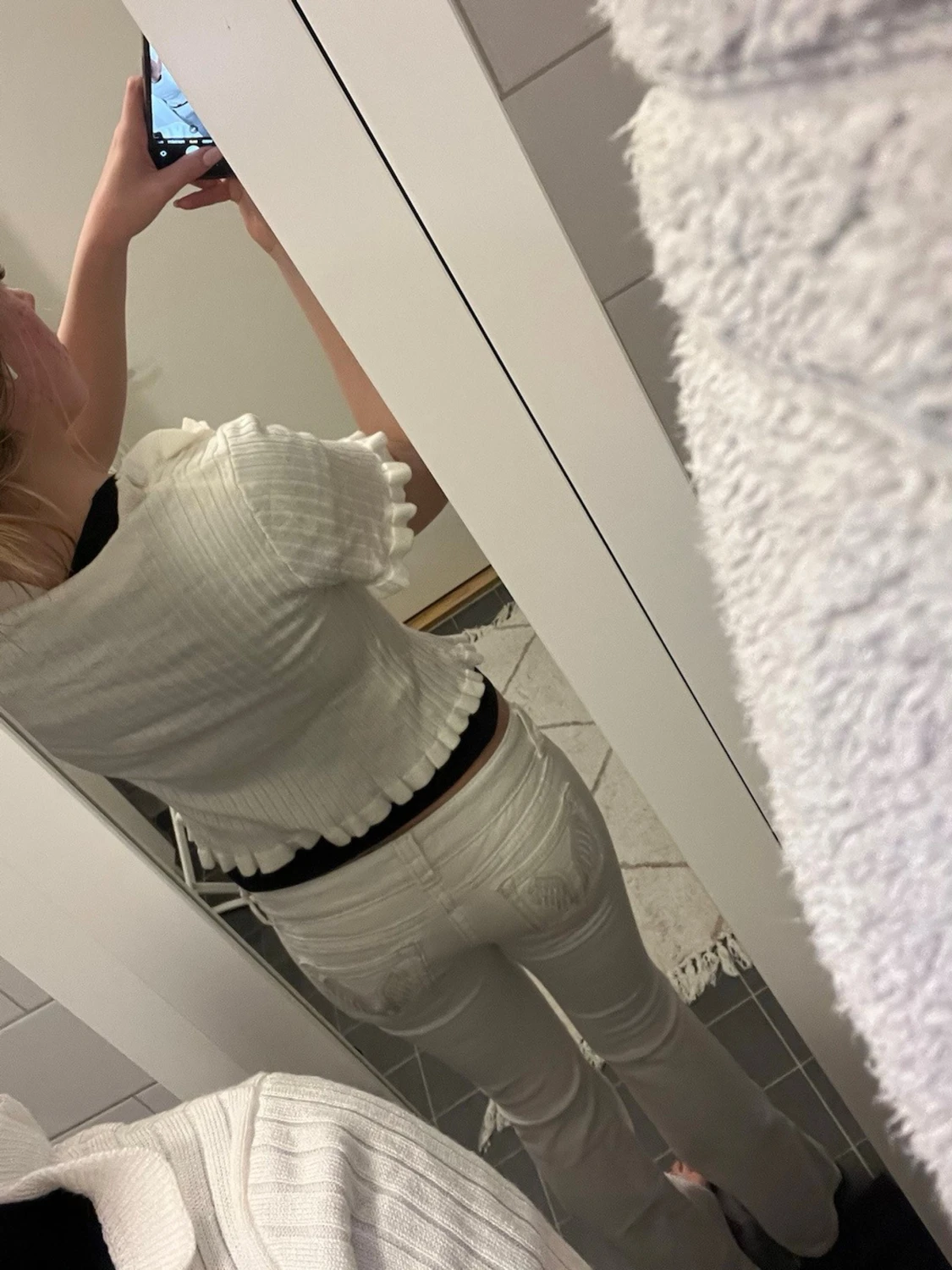 Vit ribbad kofta med volangkant - 1