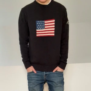 Svart Gant USA tröja - Säljer en sjukt fet svart tröja från Gant med USA flaggan på framsidan. Tröjan är i strl L men sitter mer som M. Tröjan är även i mycket bra skick och hör gärna av er vid frågor elr funderingar!!       