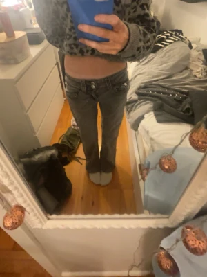 Grå bootcut jeans lågmidjade - Fina jeans ifrån Gina tricot Young i storlek 152 men passar npn som är 160. Knappt använda och köptes för 400kr men den säljs inte längre 