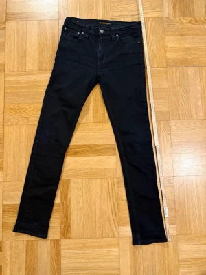 Nudie jeans  - Ett par schyssta Nudie jeans. Storlek W30. Längd 100cm, bred 36cm. Mycket bra skick. Först i kvarn får bäst pris. 💯. Vid mer frågor är det bara att skriva i dm