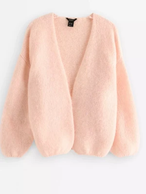 Ljusrosa stickad kofta från LinDEX - Mysig ljusrosa stickad kofta från LinDEX med oversized passform och långärmade ballongärmar. Perfekt för lager på lager och ger en soft vibe till din outfit. Koftan har öppen front utan knappar eller dragkedja.Kontakta mig för mer information,elelr pris 🩷🩷