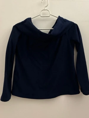 Mörkblå off shoudlers  - En enkel och stilren mörkblå off shoulders. Tillverkad av bomull och ger en simpel fin känsla. 