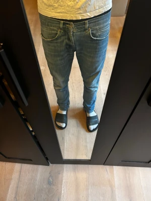 Dondup jeans - Säljer dessa feta jeans från dondup. Väldigt bra skick 8-10. Storlek W31 och modellen är 182cm och väger 63. 