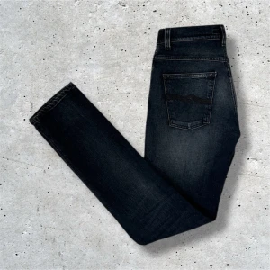 Nudie Jeans - Säljer dessa marinblåa jeansen från Nudie | W30 L34 | modell: Grim Tim | skick: 9/10 | Hör av er vid minsta lilla fråga, pris kan diskuteras vid snabb affär! 🙌
