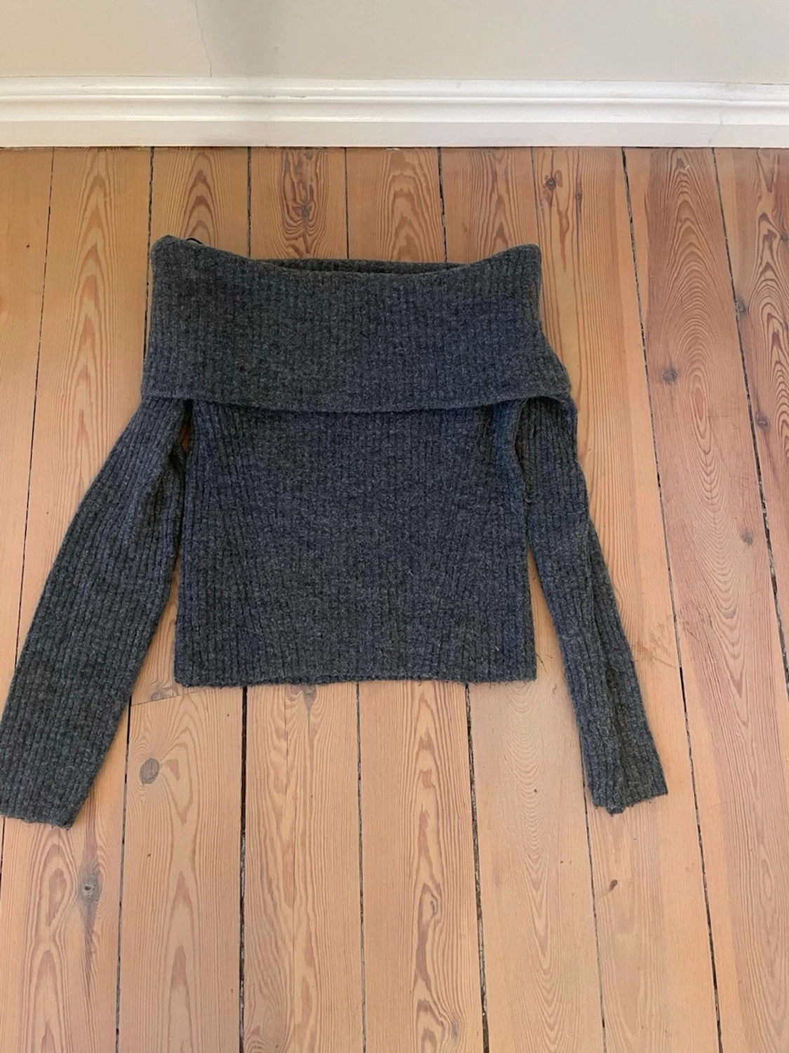 Mörkgrå offshoulder stickad tröja H&M