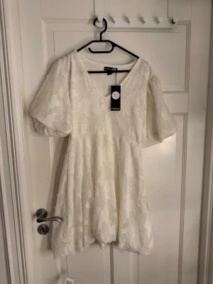 Vit klänning  - Fin vit klänning från bubbelroom som passar perfekt till studenten, aldrig använd 