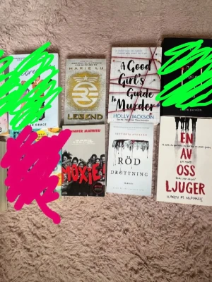 “Booktok” böcker bundle - VISSA BÖCKER ÄR SÅLDA. Säljer en stor bundle av 11 böcker som är i fint skick! Böckerna är på både svenska och engelska (som ni ser på bilderna) och är väl omhändertagna med små till inga defekter! Alla böcker är pocket/ stor pocket!