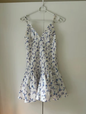 Klänning Zara - Säljer denna supersöta klänningen från Zara som jag aldrig använt och är därför i mycket fint skick. Perfekt nu till sommaren.💖