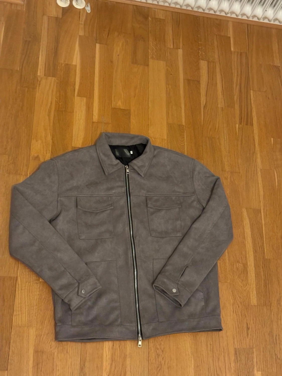 Grå mocka overshirt med dragkedja - 1