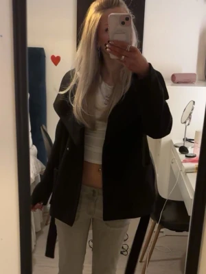 Svart kappa från Vero Moda, stl S - Säljer en svart kappa från Vero Moda i storlek S. Jackan har en snygg passform med bred krage och bälte i midjan. Perfekt för höst och vinter då den håller dig varm. Enkel och stilren design som passar till många outfits. Skriv för fler bilder så löser jag så snabbt jag kan💕pris går att diskutera