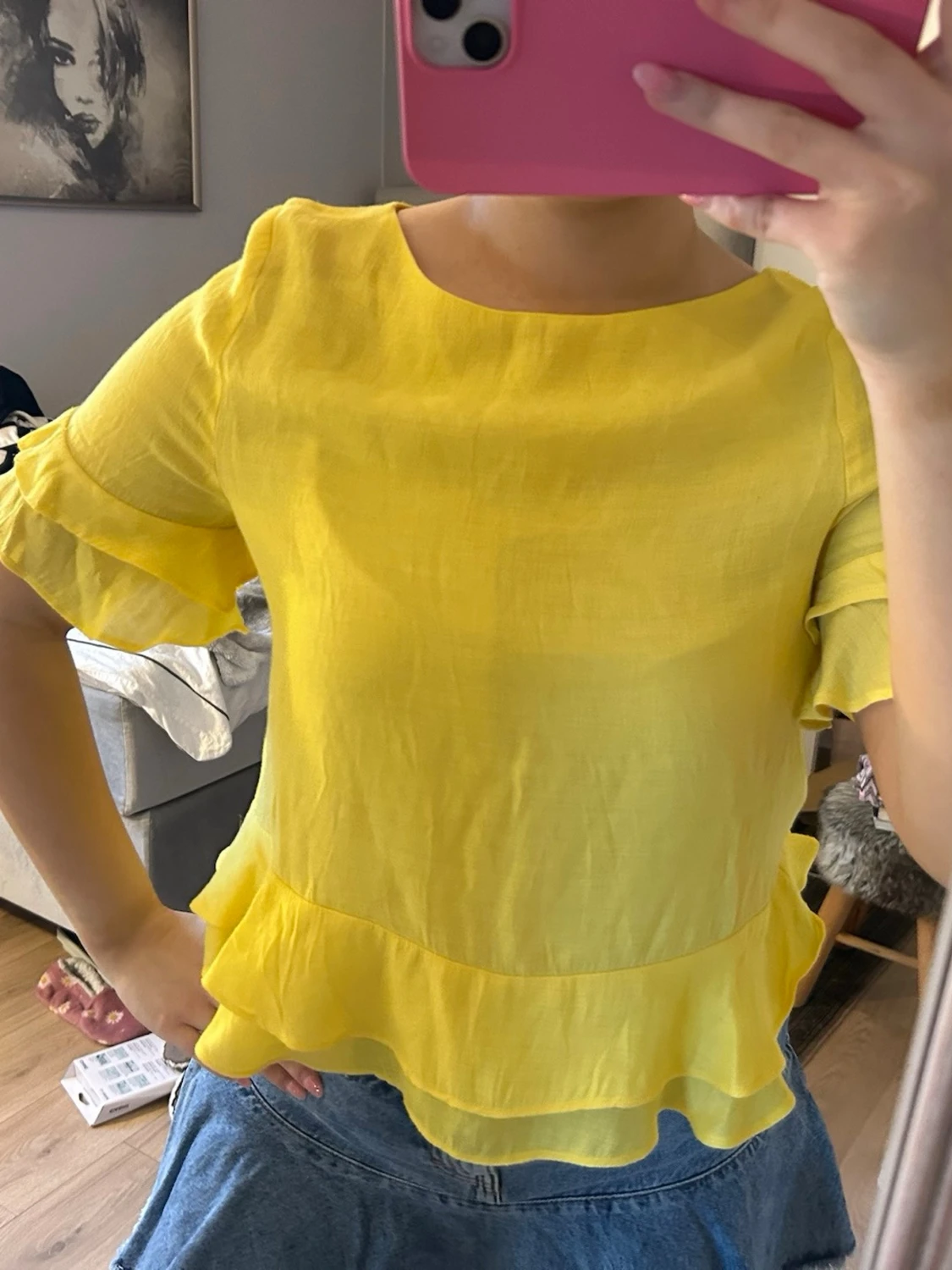 Gul blus med volang och öppen rygg - 1