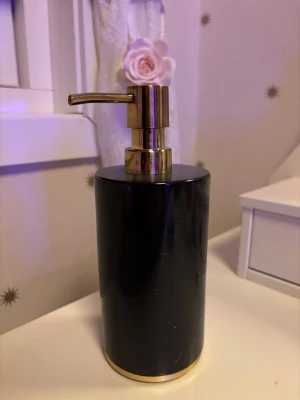 Rituals tvålpump i marmor - Helt ny oanvänd Rituals Dedaine soap dispenser. Nypris 389kr. Skapa en sofistikerad atmosfär i badrummet med vår exklusiva Dedaine-tvålpump i svart marmor. Ge varje handfat en känsla av spa med de matchande Dedaine-tillbehören. VARFÖR DEN ÄR SPECIELL För köket eller badrummet Obegränsat antal påfyllningar Kombinera med matchande tillbehör