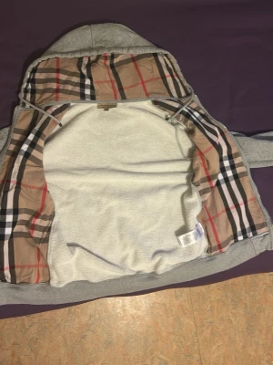 En grå hoodie Burberry  - Grå burberry  zip hoodie/tröja Storlek S använda fåtal gånger finns inga fläckar eller defekter. 