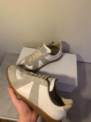 Maison margiela - Hej! Säljer ett par fina maison margiela. De har tagits bra hand om och enda tecken på användning är lite smuts här och där men det går enkelt bort. Box ingår! Tveka inte med att höra av er😀