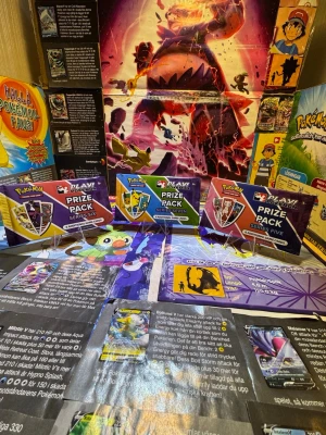 Pokémon Play! Prize Pack Series 5, 6 & 7 - 3 st Oöppnade Boosters - Varje paket innehåller 6 kort. Det som gör dem unika är att korten inuti har den officiella, silvriga "Play! Pokémon"-logotypen tryckt på framsidan. Detta är den enda chansen att få tag på dessa specifika versioner av korten. Detta ingår: • Series 5: Innehåller toppkort från Sword & Shield-eran. • Series 6: Möjlighet till ikoniska kort som Giratina VSTAR eller Lugia VSTAR med specialstämpel. • Series 7: De nyaste korten från Scarlet & Violet-eran med sällsynta ex-kort. Skick & Frakt: • Skick: He