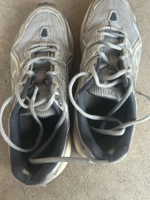 Grå sneakers Asics - Grå skor Asics, storlek 40 (25,25 cm), jätte bra skick.