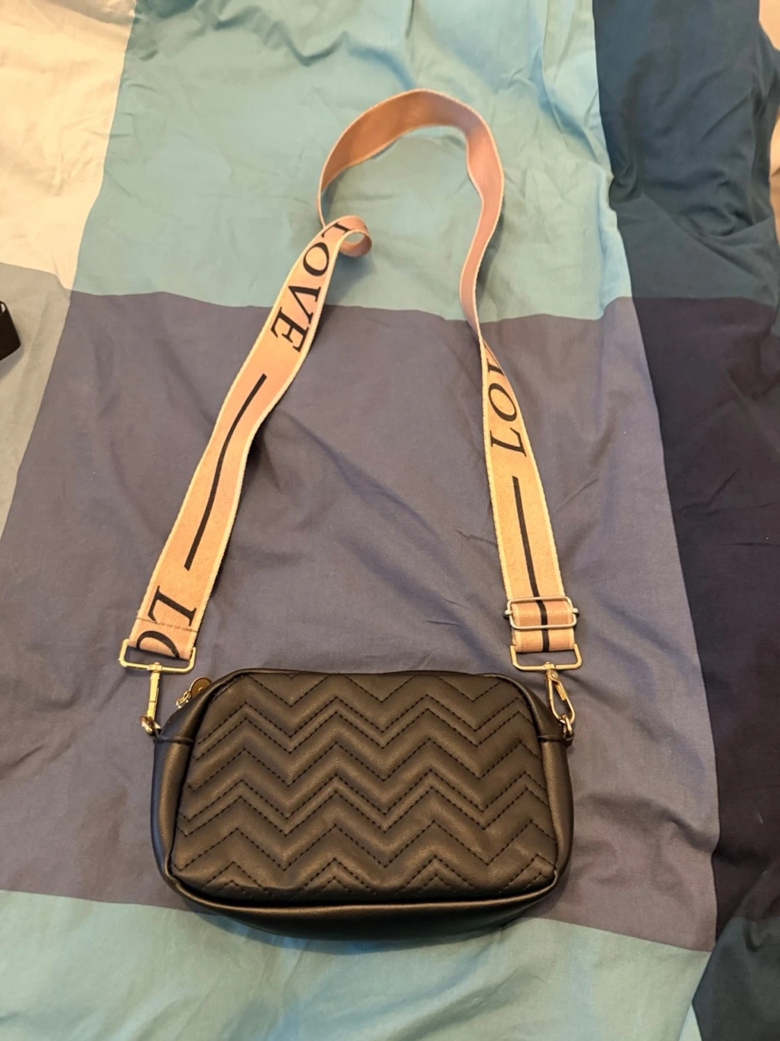 Svart quiltad axelväska med LOVE-band