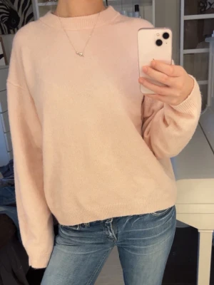 Ljusrosa stickad tröja - Mysig ljusrosa stickad tröja, passar storlek S