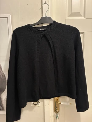 Svarta kofta från Gina  - Svart kofta ifrån Gina Tricot, kommer ej till användning längre därav säljer jag. Storlek S 