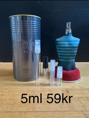 Jean Paul Gaultier Le Male 5ml - Säljer Le Male edt från Jean Paul Gaultier i en parfym dekant - 5ml. Basen är varm och sensuell med vanilj, tonkaböna och amber, vilket ger en söt och maskulin avslutning. En ikonisk doft som passar perfekt för kallare väder och vintertid, särskilt när man vill ha något varmt ❄️☃️ Priset står för 5ml. 5ml är ungefär 75st sprays. FINNS ÄVEN I 2,3,5,10ML KOLLA PROFILEN FÖR ANDRA STORLEKAR ! | 2ml 39kr | 3ml 49kr | 5ml 69kr | 10ml 129kr | 