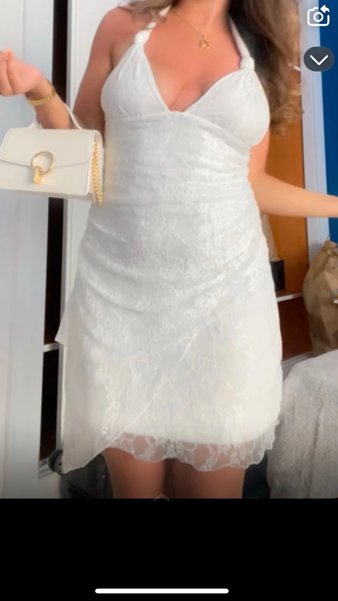 Vit spetsklänning med knyt i nacken