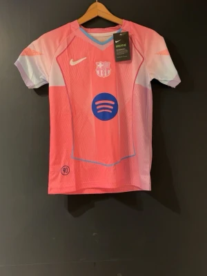 FC Barcelona T-shirt (Neymar jr) - Hej säljer sprillans ny FCB t-shirt, storleken är 135-145 i storlek. Aldrig använt tröjan…. Man får med ett par shorts på köpet i samma storlek om man vill (Pris går att diskutera)