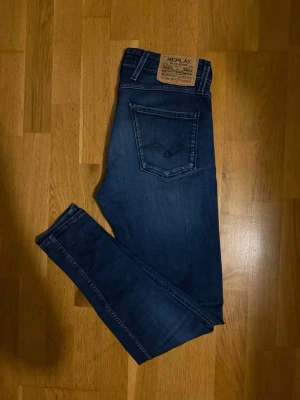 Replay slim jeans 30/32  - Säljer ett par mörkblå Replay Bronny jeans med skinny fit. Klassisk femficksmodell med Replay-logga på bakfickan och patch i läder bak i midjan. Lite washed. 