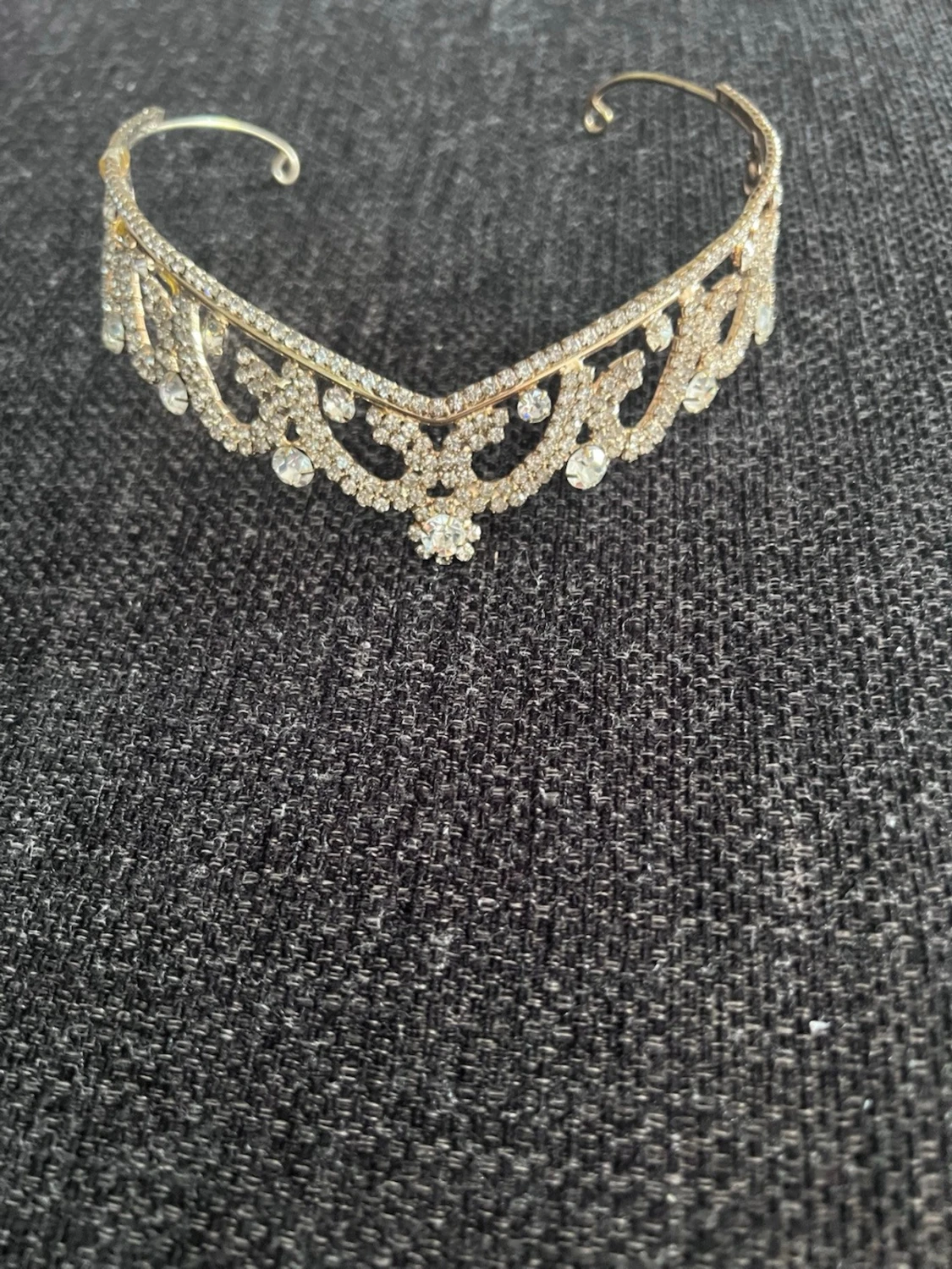 Glittrig tiara i guld och silver