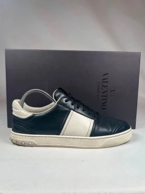 Valentino Flycrews - Säljer dessa feta Valentino Flycrews i svart o vit färg. De är i fin fint skick med alla spikar. Är optimala för 40.5/41.5 i skostorlek. Både boxen, dustbag samt extra par snören och orginalkvitto medföljer ifall de ska säljas vidare. Skriv ifall ni har funderingar. ⭐️🤙