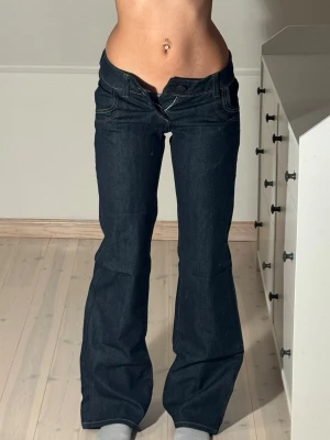 Lågmidjade bootcut jeans  - Stilrena eleganta jeans! Midjemått: 32cm. Innerbenslängd: 80cm. (Storlek 26.) Kolla in min profil, följ för fler plagg🙌