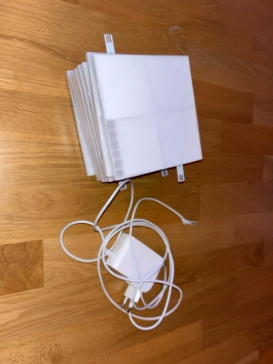 Nanoleaf Canvas Smarta LED-ljuspaneler - Snygga Nanoleaf Canvas LED-paneler för väggmontering. Skapa stämningsfull belysning med anpassningsbara färger och mönster. Inkluderar strömadapter och kopplingskablar. Panelerna är i fint skick utan synliga skador. Perfekt för gamingrum eller vardagsrum. Tillkommer 9st paneler, nypris 2295kr. 