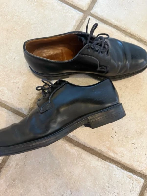 Äkta läderskor  - Äkta svarta läderskor från Indiana Topmen. Mycket bra skick. Nypris ca 10.000 kr