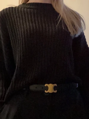 Svart stickad tröja  - En svart, chunky stickad tröja från Even&Odd med relaxed fit och rund hals. Tröjan har  ”fladderärm”, dolman sleeve. 