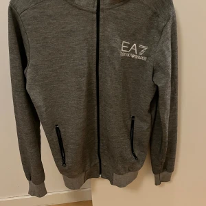 EA7 - Hoodie i stl:34. I använt fint skick. 