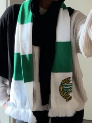 Hammarby halsduk  - Säljer denna bajen halsduk, den är endast andvänd en gång. Köpt för 249kr, säljs för 149! Rimligt pris då den endast är andvänd en gång. Hör av er vid intresse🤍💚🤍💚